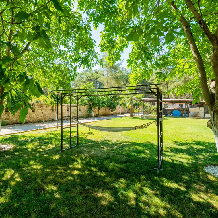 Ağaçlar arasında pergola ve hamak