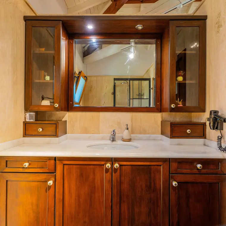 Ahşap dolaplı lavabo