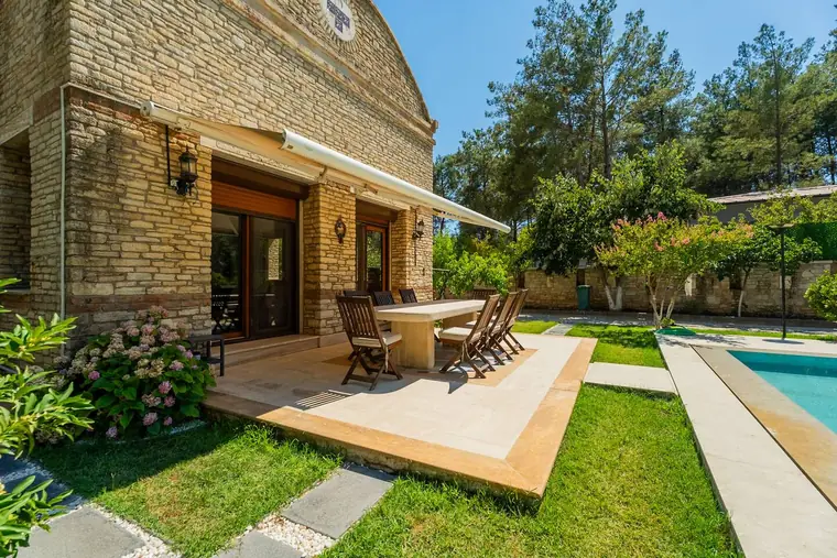Verandada yemek masası ve bahçe