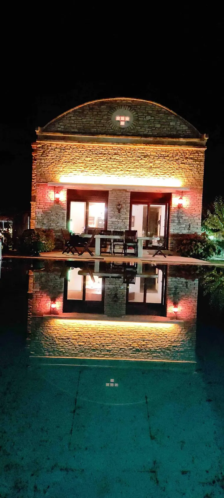 Gece aydınlatmalı taş cephe