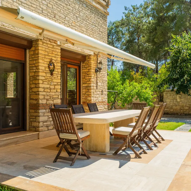 Verandada ahşap yemek masası