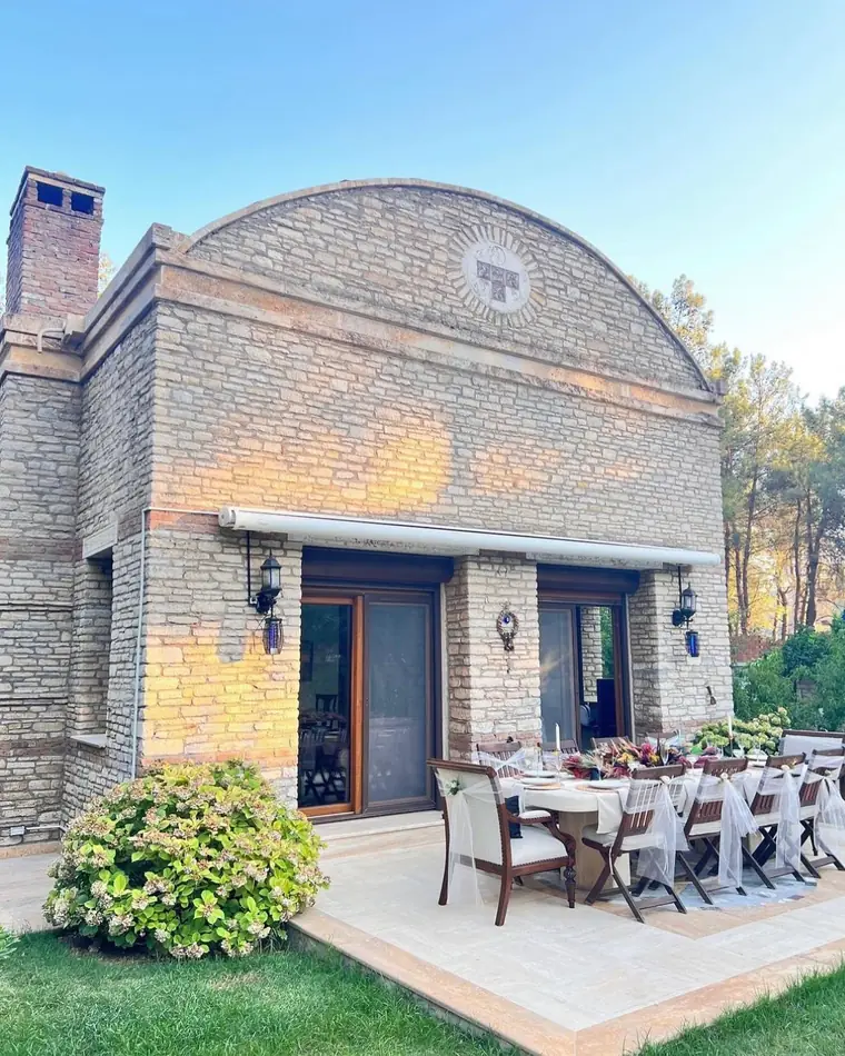Verandada kurulmuş davet masası